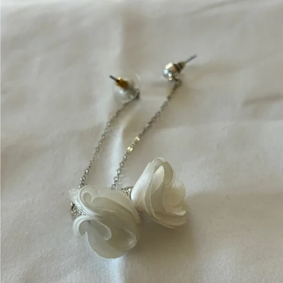 Super Cute White Flower Rhinestone Dangle Earrings - Picture 3 of 3